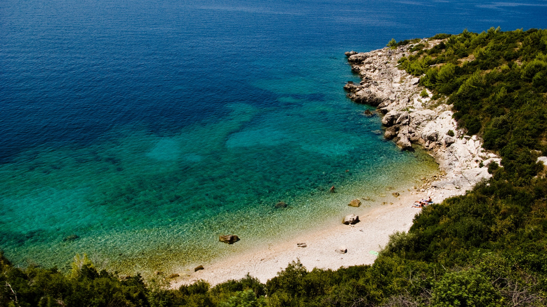 Türkisblaues Meer und Steilküste in Dalmatien